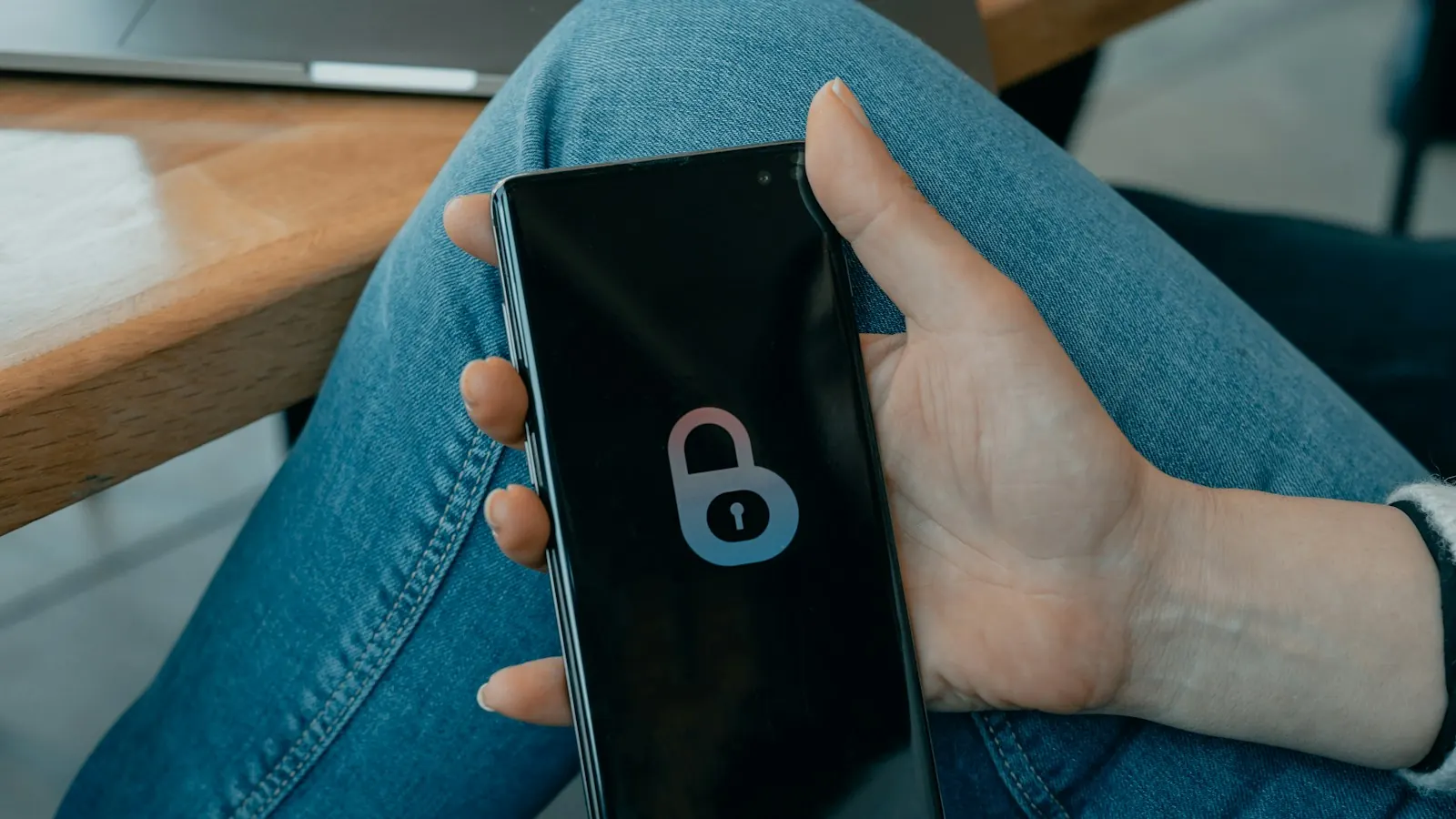 Смартфон с экраном блокировки в руке