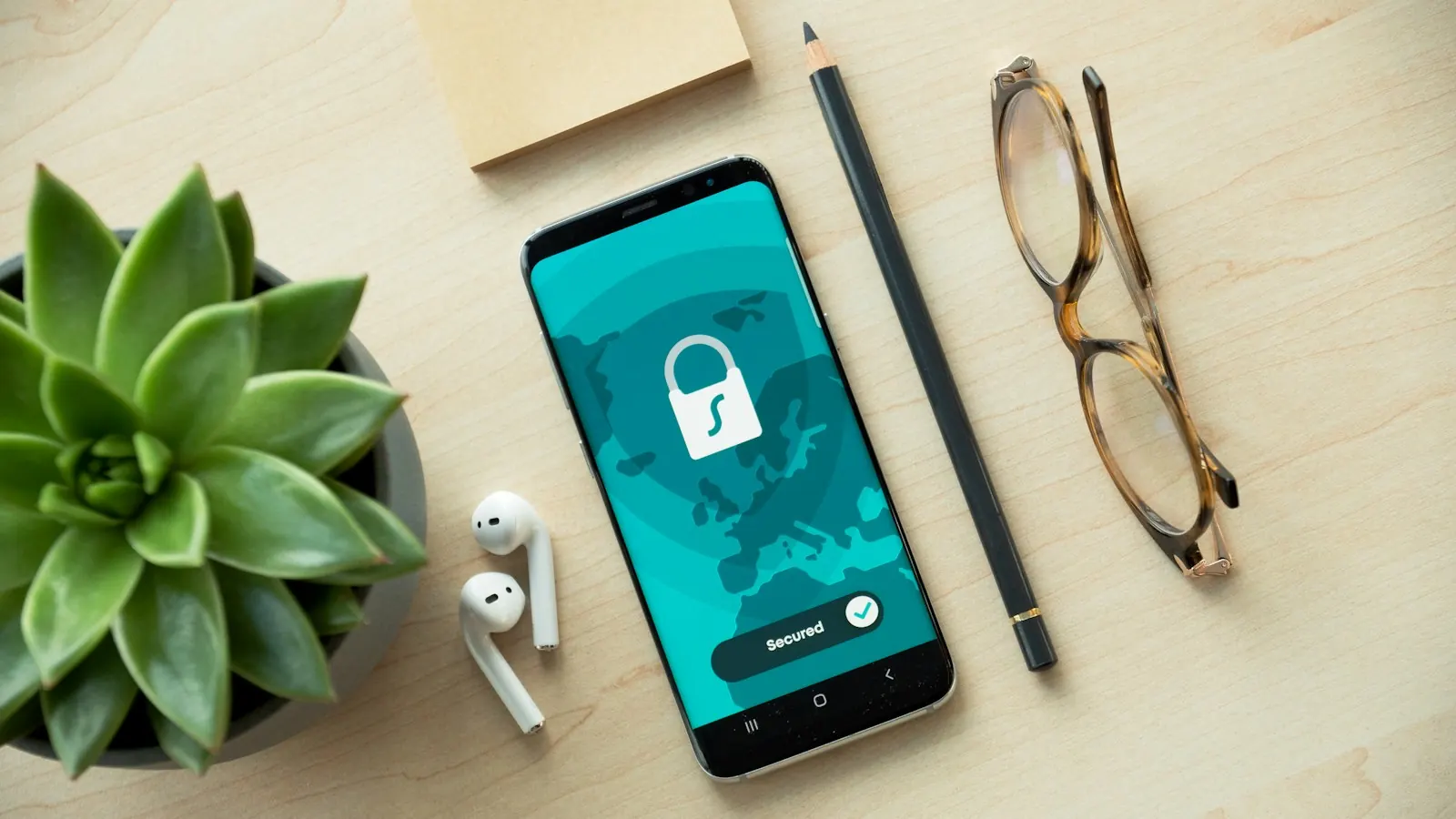 Смартфон со значком защиты на рабочем столе